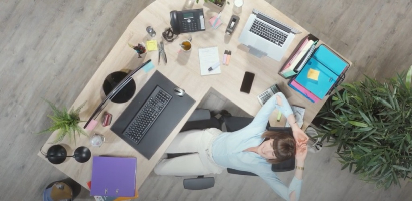 LQ12994732C_picture_0_cropped.jpg Le spot publicitaire met en scène une jeune femme sur son lieu de travail, avec le slogan « Hyperburo, hyper pro, hyper proche ».