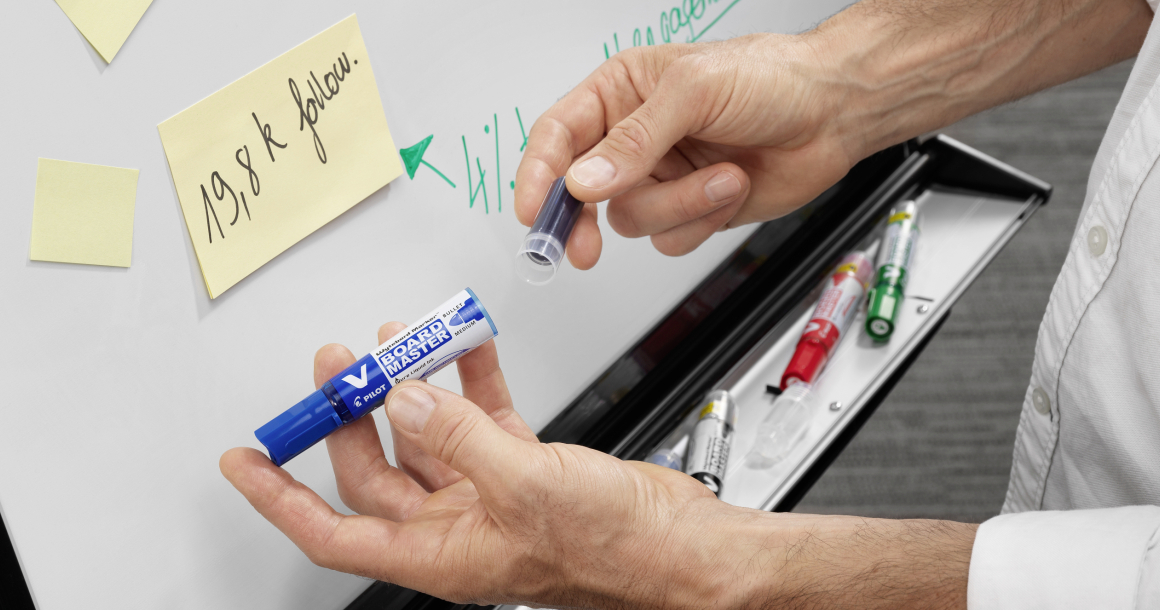 Chez Pilot Pen, le marqueur rechargeable V-Board Master est devenu un best-seller dans le monde du bureau.